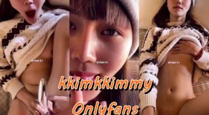หลุด Onlyfans น้องคิมมี่ kkimkkimmy สาวน้อยร่างเพรียว หุ่นบางกรอบชอบทุกคน หน้ามนต์คนนี้ โดนเย็ดหีคาชุดกันหนาวน่ารักๆแต่น้ำแตก