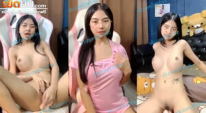 คลิปหลุดไลฟ์สด สาวแว่นตัวเล็กโชว์เล่นเสียวเด็ดๆยั่วๆหน้ากล้อง แหกขาเอานิ้วติ้วหีรัวๆแบบไม่ยั้งก่อนเอาควยมาแหย่จนน้ำแตกร้องครางลั่น
